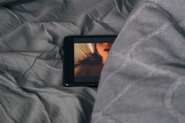 EU vyšetřuje čtyři pornografické weby kvůli ochraně dětí