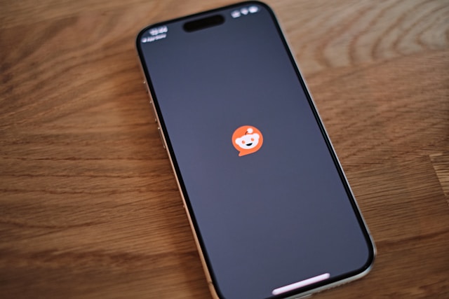 Reddit žaluje vývojáře ClaudeAI za neoprávněné využití uživatelských dat