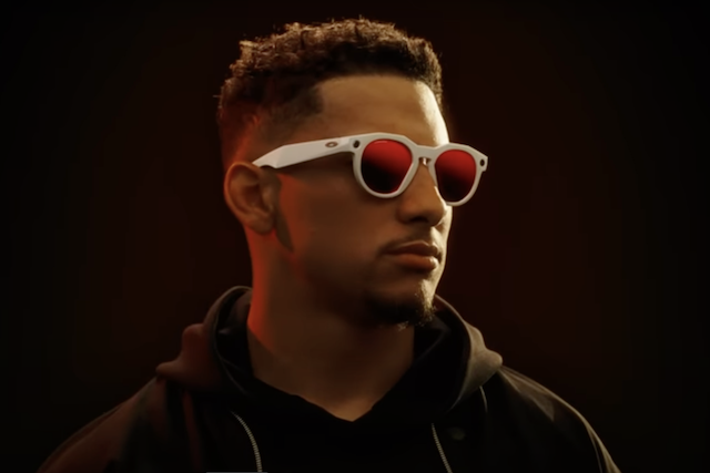 Meta chystá chytré brýle ve spolupráci s Oakley a Pradou