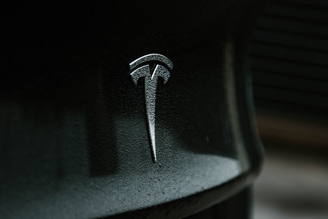 Tesla do svých vozů nasadí umělou inteligenci Grok