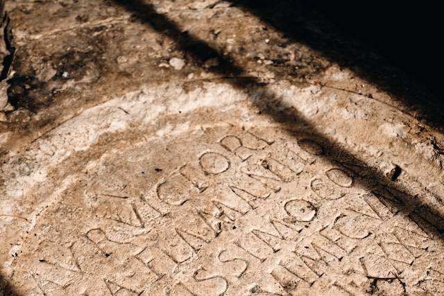 Google vyvinul AI nástroj , který historikům pomůže pracovat s antickými nápisy