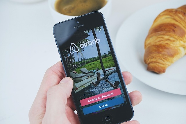 Hostitel na AirBnB obvinil ženu, že mu zničila byt, důkazy zfalšoval přes AI