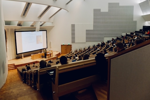 Univerzity bojují proti pracím napsaným AI, roste i počet případů, kdy jsou studenti obviněni neprávem