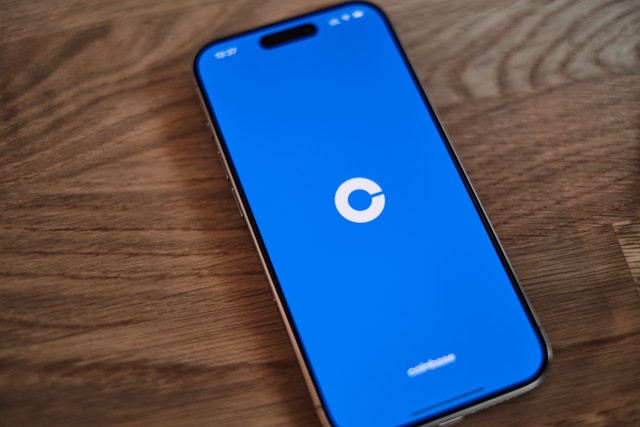 Šéf Coinbase vyhodil zaměstnance, kteří odmítli používat AI