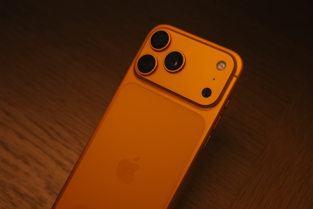 Prodej iPhonu 17 je v plném proudu, v Indii se o něj zákazníci poprali