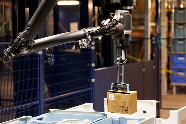 Amazon představil robota, který zvládne třídit, balit i kompletovat zásilky