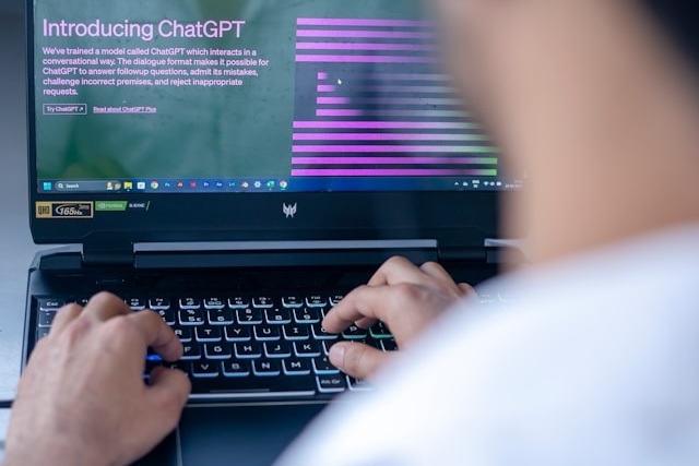 Muž, který v Německu pobodal 3 lidi, si před činem psal s ChatGPT o zabíjení