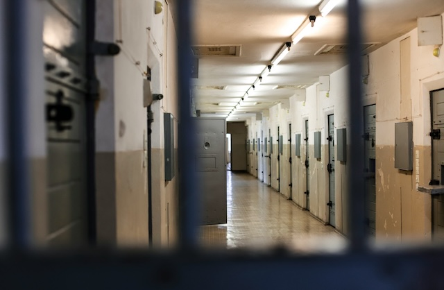 Británie řeší nárůst chybného propouštění vězňů, problém chce řešit za pomoci AI