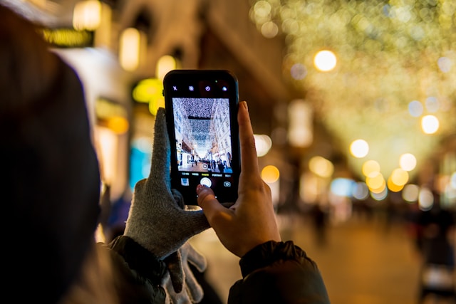 Jak jsme využívali mobilní telefony na Štědrý den a na Silvestra 2025?