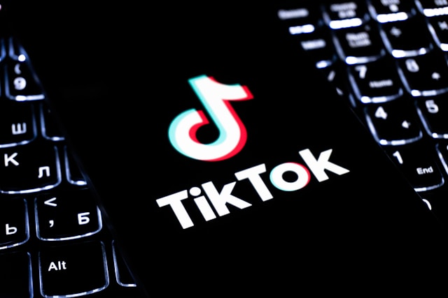 TikTok v Evropě zpřísní kontrolu věku, reaguje na tlak regulátorů