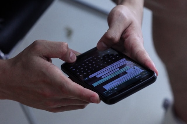 Rusko definitivně zablokovalo WhatsApp, místo něj doporučuje státní aplikaci MAX