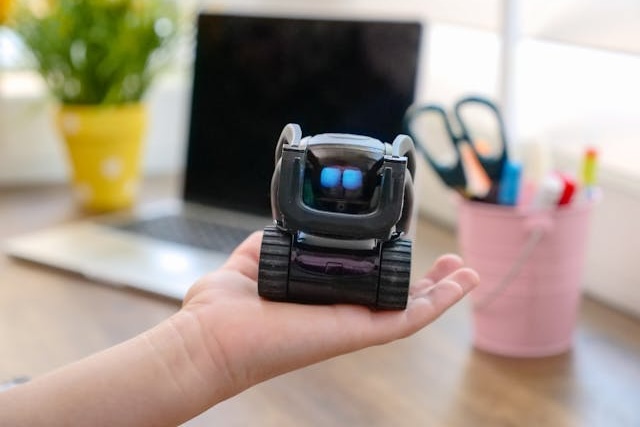 Výrobci AI hraček často obcházejí věkové limity chatbotů