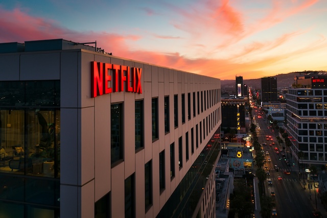Netflix kupuje AI firmu pro filmovou produkci, za kterou stojí herec Ben Affleck