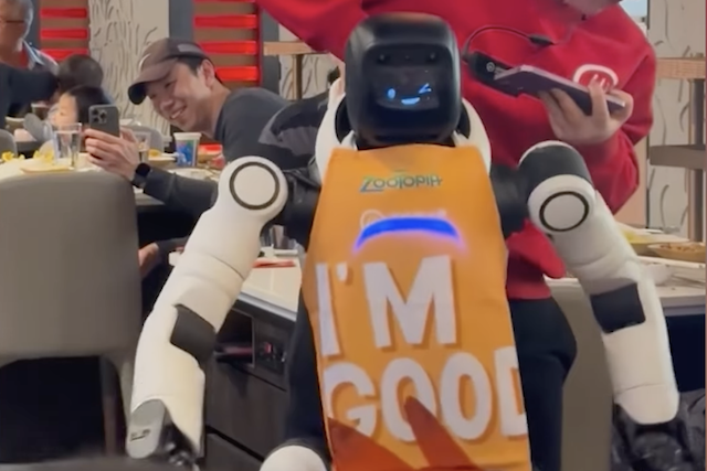 Tančící robot v kalifornské restauraci nezvládl vystoupení a rozmetal stůl