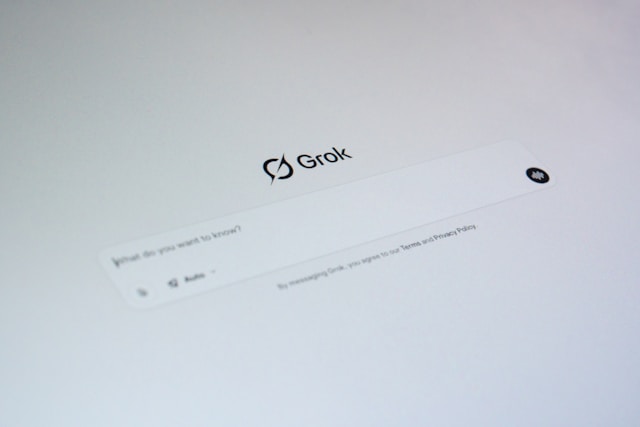 xAI nedokázala zastavit zneužívání Groku, deepfaky generuje dál
