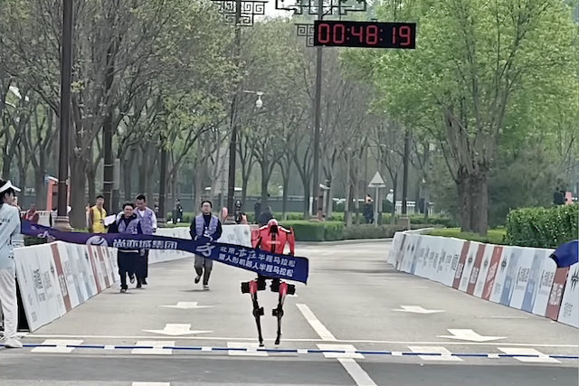 Humanoidní roboti v Pekingu poprvé porazili běžce při půlmaratonu