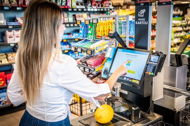 Samoobslužné pokladny v Albertu nově rozpoznají pečivo i ovoce pomocí AI