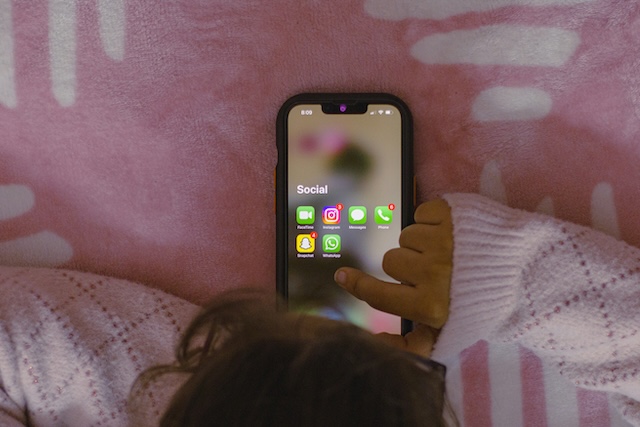 Třetina českých rodičů řeší u dětí psychické problémy, viní i internet