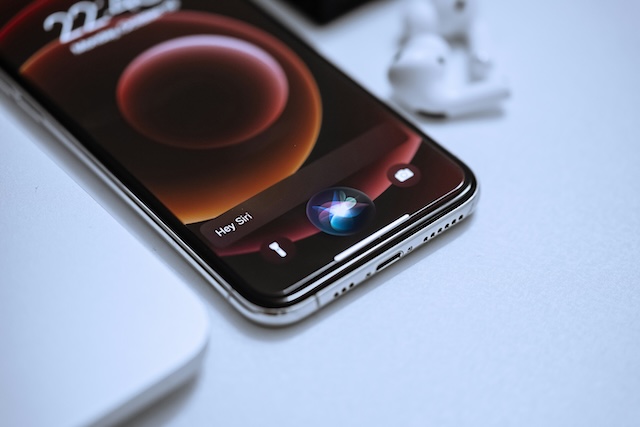 Apple po letech přepracoval Siri a přejmenoval ji na Siri AI