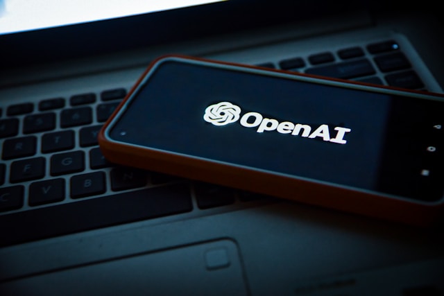 OpenAI chystá první vlastní zařízení, AI společníka bez displeje