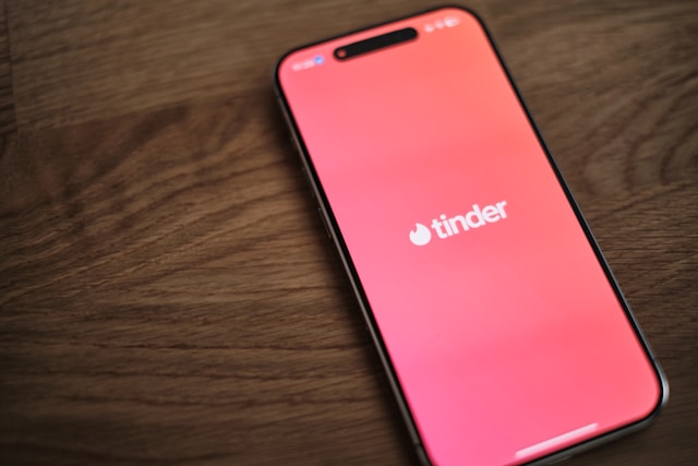 Tinder řeší problém s AI, která měnila vzhled uživatelů