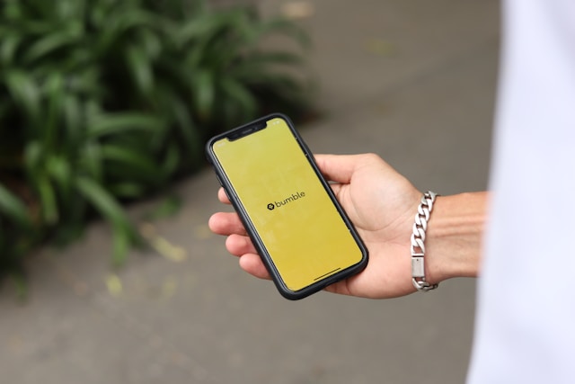Bumble ruší své hlavní pravidlo, první zprávu mohou nově poslat i muži