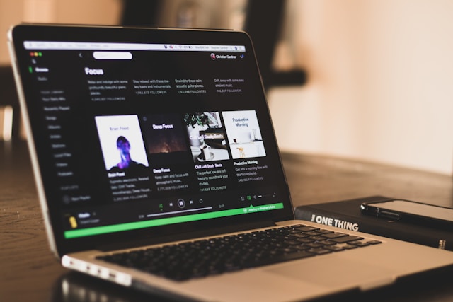 Spotify začne označovat AI interprety a vyřadí je z doporučení