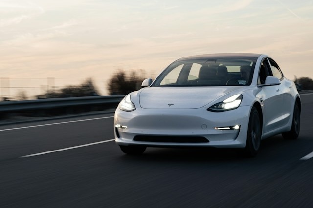 Řidiči obcházejí bezpečnostní prvky Tesly a spí za volantem se zapnutým autopilotem