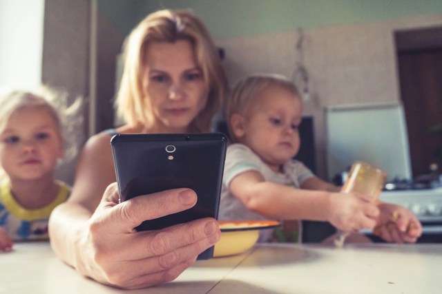 Jak chránit děti na internetu? ČTÚ zveřejnil návody pro Android, iPhone i sociální sítě