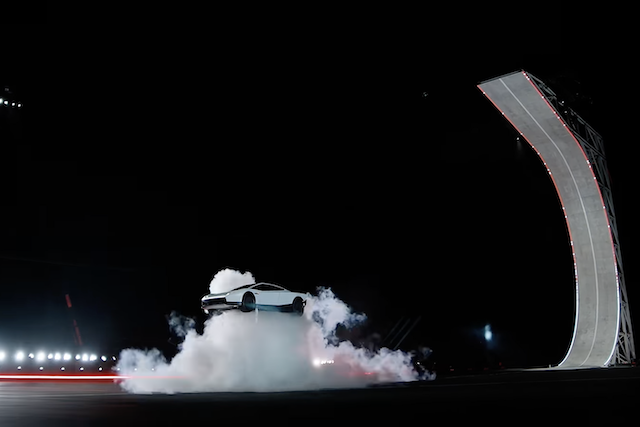 Tesla po letech odkladů ukázala létající elektromobil, který zvládne i otočku ve vzduchu